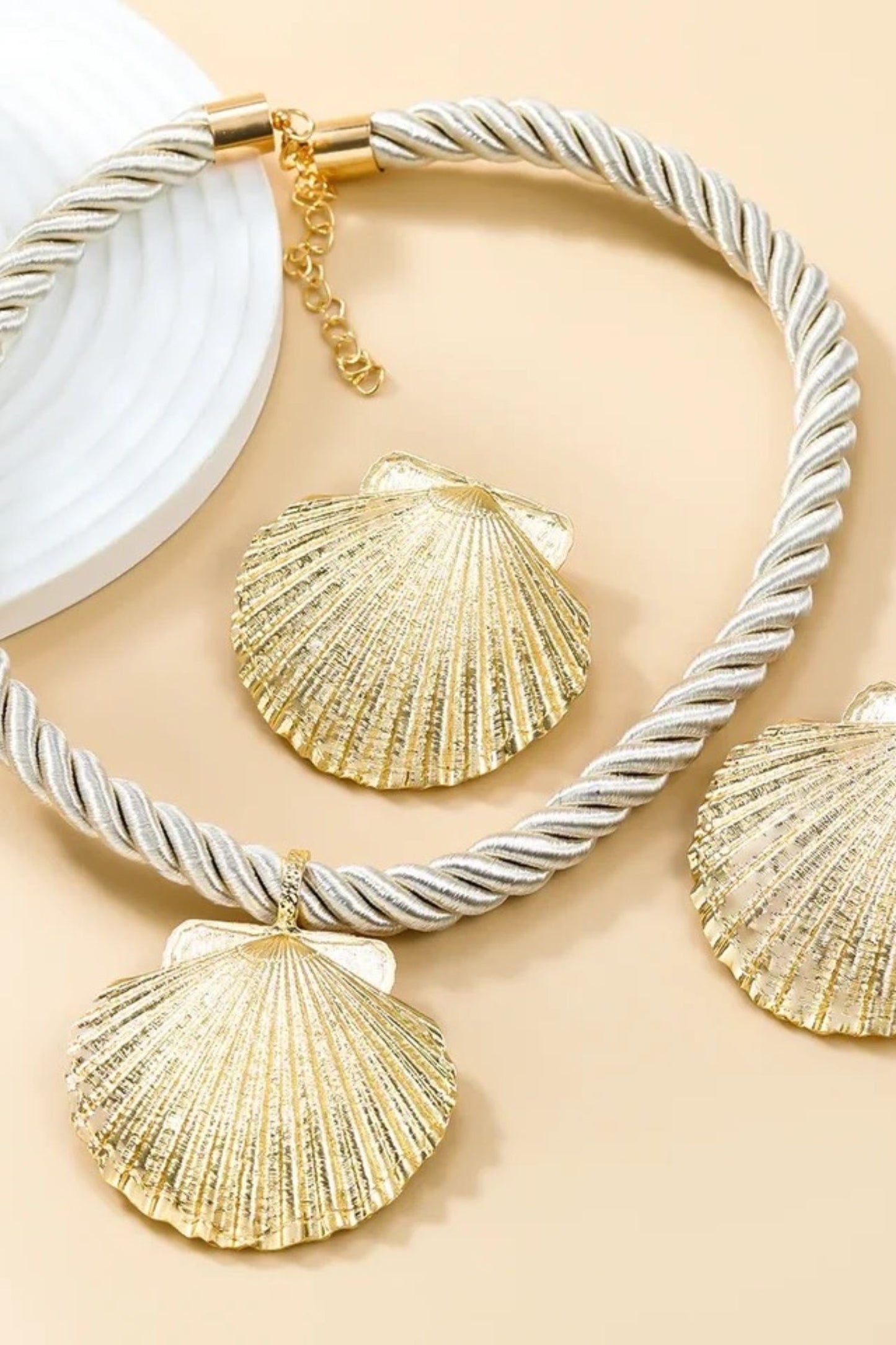 SHELL ROPE NECKLACE