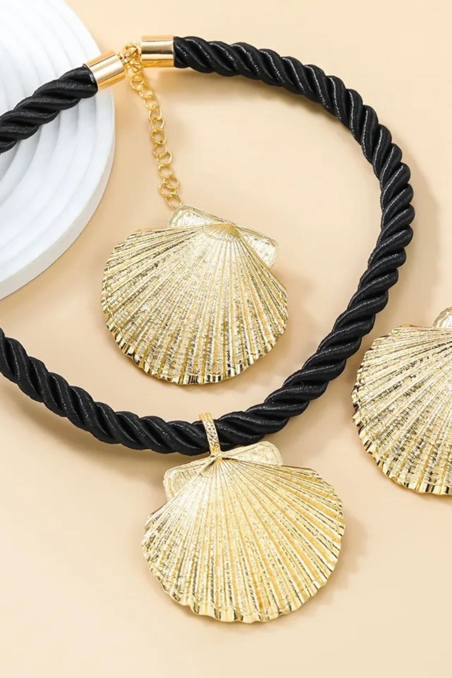 SHELL ROPE NECKLACE
