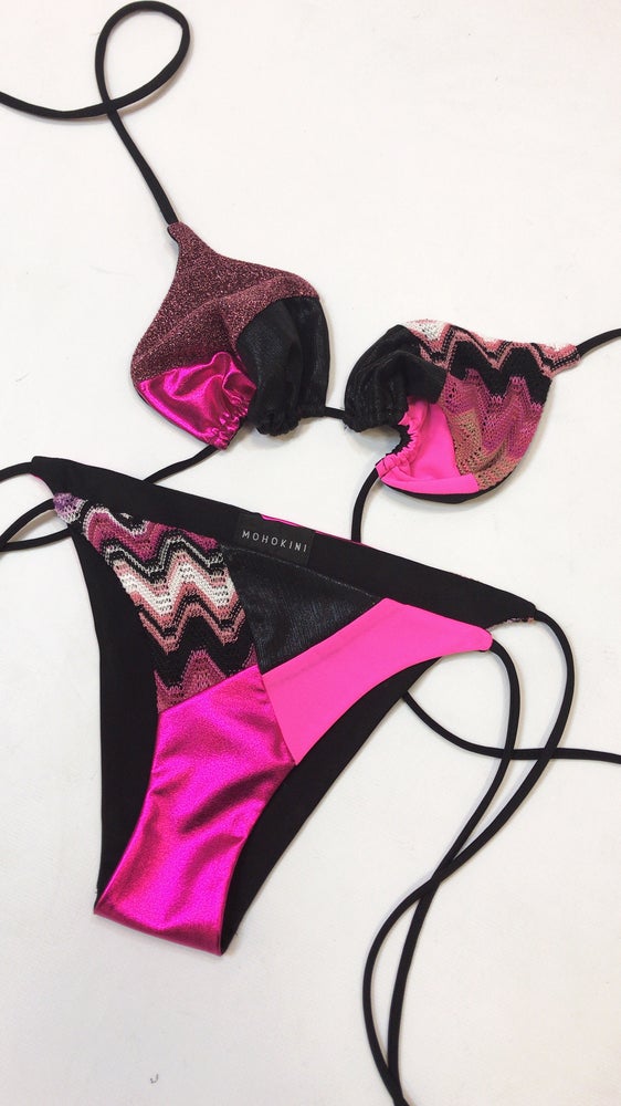 FLORA TRIANGLE BIKINI LIMITED EDITION PINK POSE